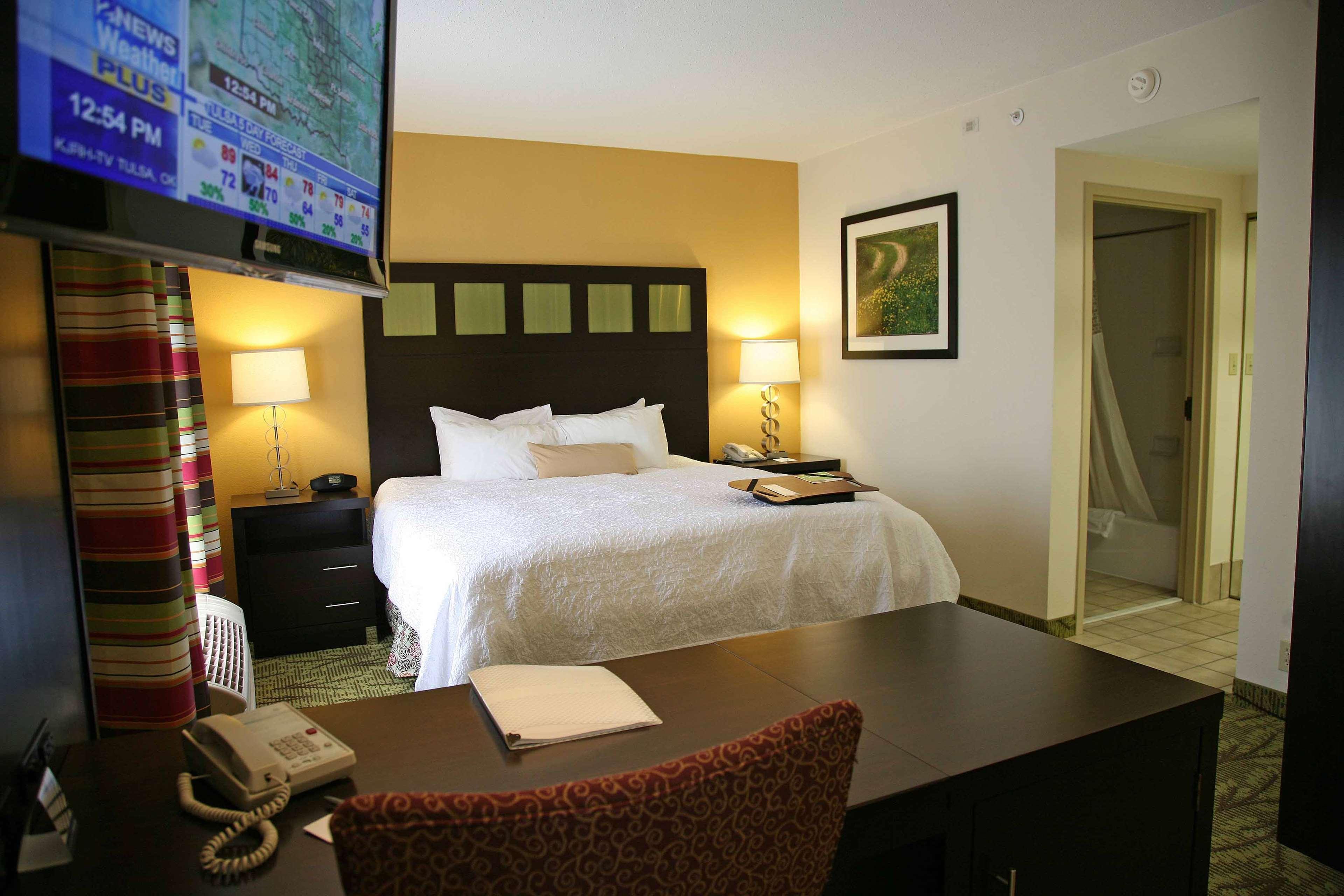 Hampton Inn & Suites Tulsa-Woodland Hills Номер фото